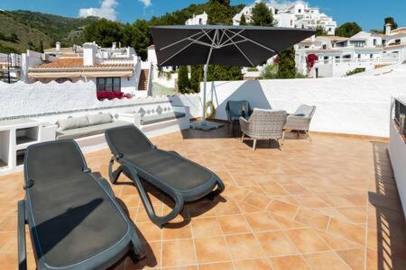 Hermosa casa con terraza e increíbles vistas al mar y la montaña Nerja Exterior foto